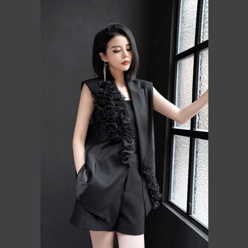 立体花黑色西装马甲短裤三件套女