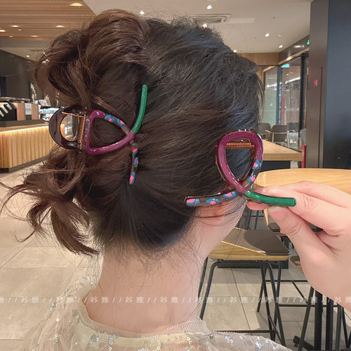 设计感撞色后脑勺盘发鲨鱼夹子