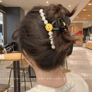 高级感笑脸单排珍珠盘发鲨鱼夹抓夹女后脑勺头发夹子发饰2026新款
