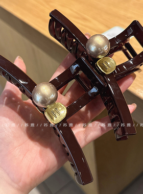 高级感气质珍珠抓夹女秋冬大号发夹女2025新款后脑勺盘发鲨鱼夹子