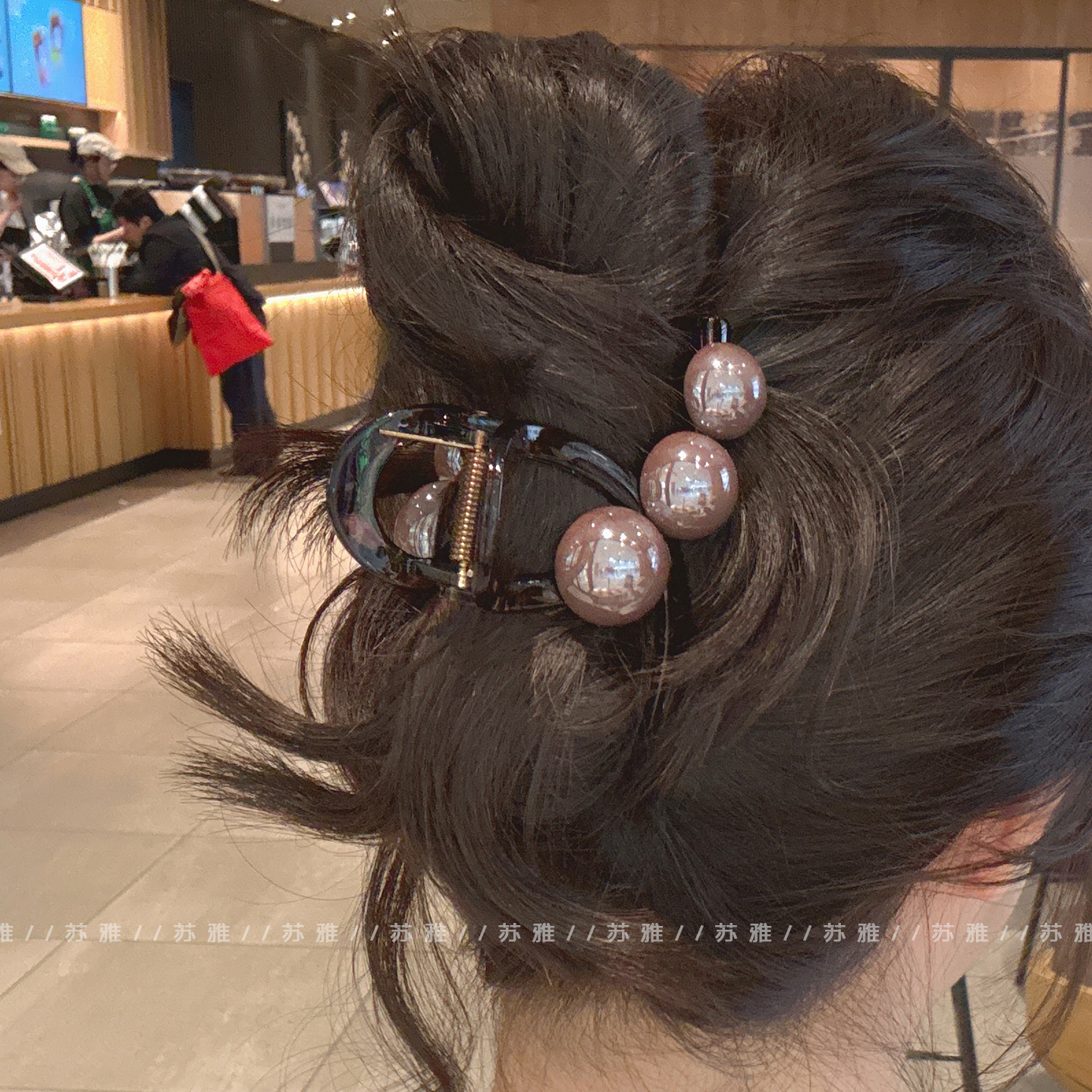 高级感珍珠球球抓夹女2025新款中号盘发鲨鱼夹后脑勺头发夹子发饰