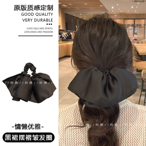 气质灵动黑色裙摆褶皱发圈扎头发