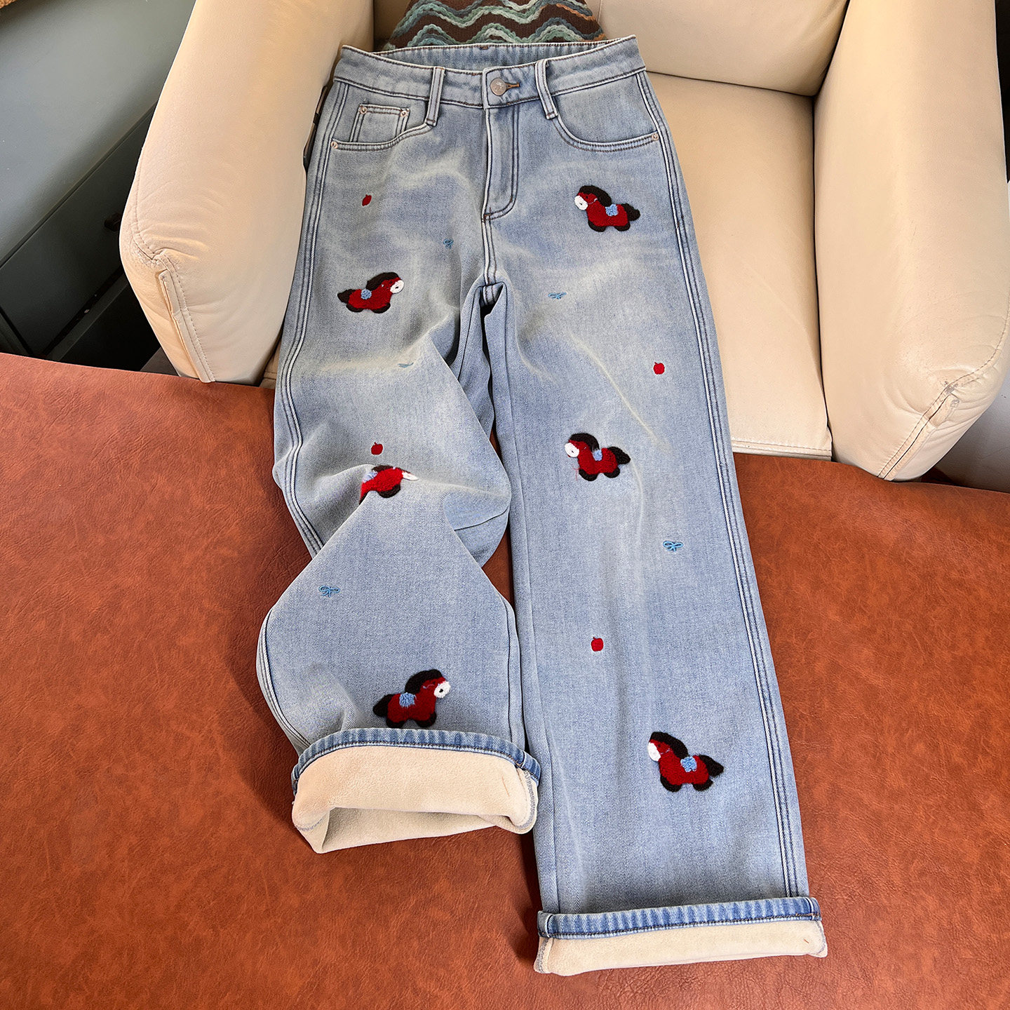 浅蓝色高腰加绒直筒牛仔裤女冬季