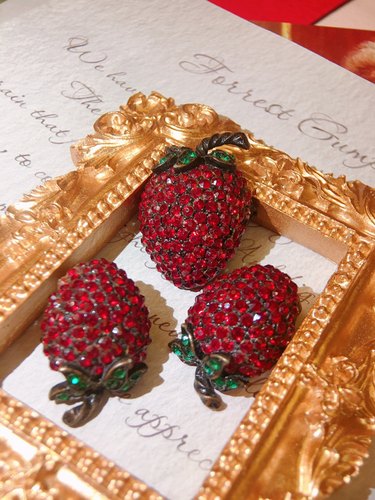 WEISS打标经典红色莱茵石草莓胸针耳夹套装[售出不退不换]