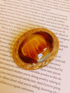 Vintage英国斯芬克斯打标经典云纹琉璃开背胸针【售出不退不换】