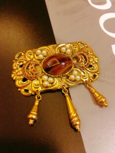 Vintage西德未打标纯铜浮雕云纹琉璃流苏胸针【售出不退不换】