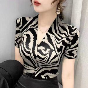 V领豹纹t恤女士短袖夏季时尚洋气冰丝上衣印花打底修身百搭小衫