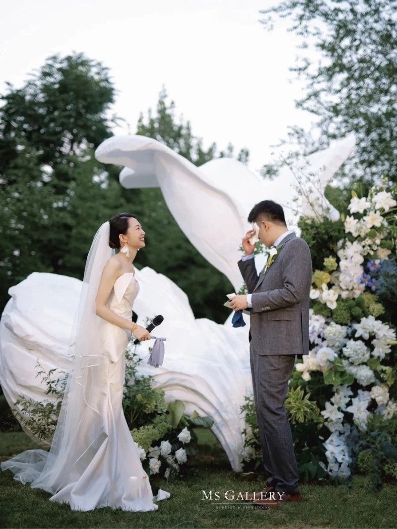张馨予欧美简约缎面包边轻婚纱双层带发梳复古新娘婚礼遮面头纱