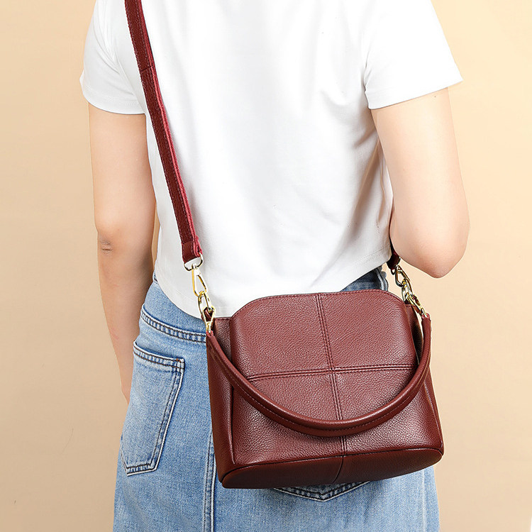 中年妈妈斜挎包真皮头层牛皮单肩斜挎两用包休闲时尚百搭水桶包