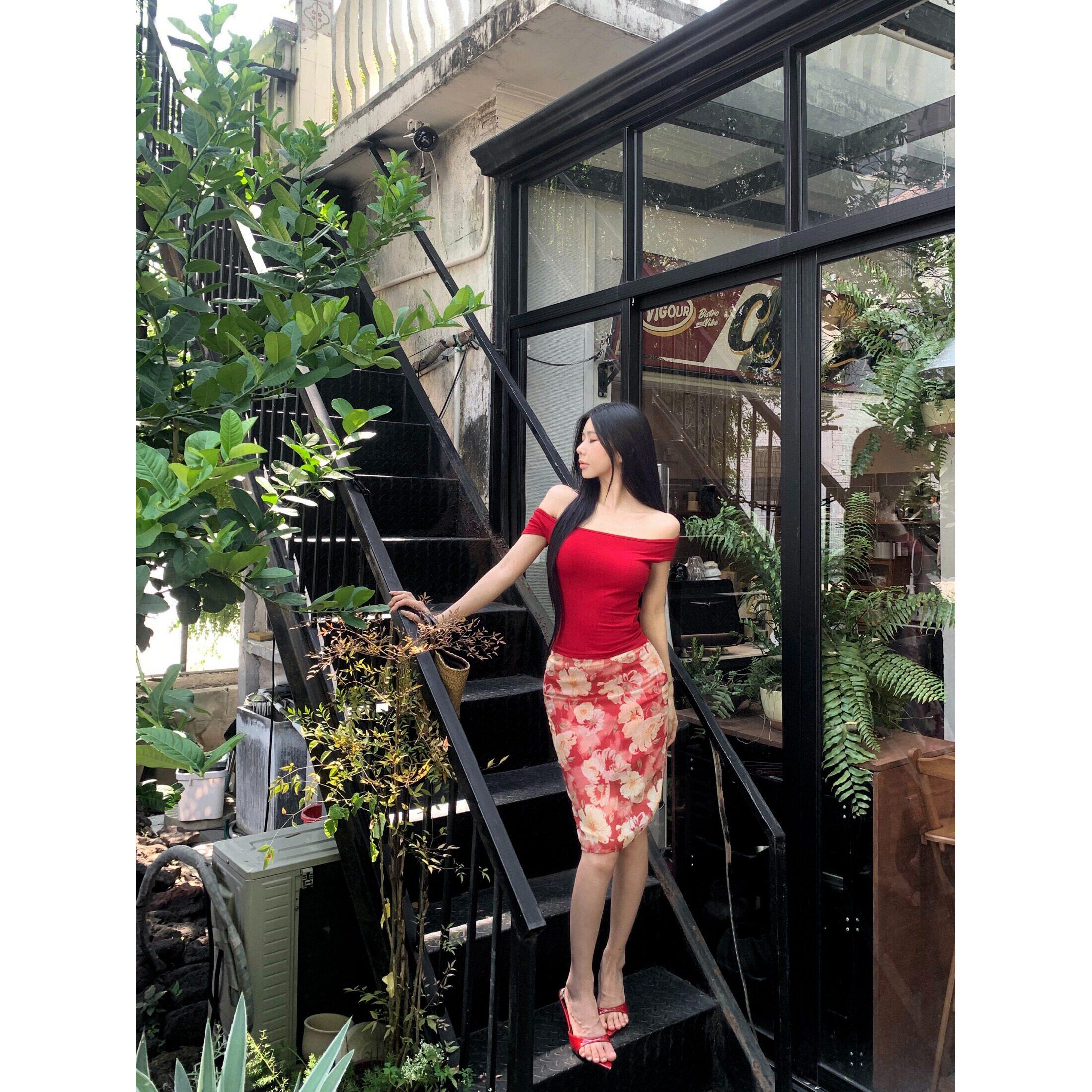 红色性感一字肩短袖T恤女夏季纯欲风修身收腰辣妹短款凸显身材上