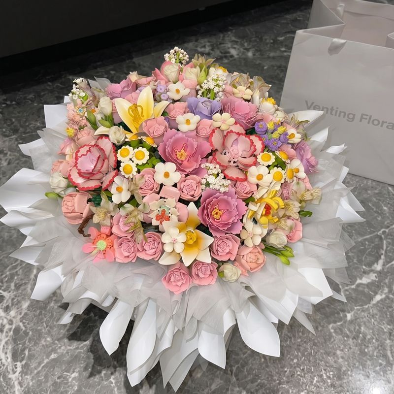 新款积木花束抱抱桶女孩系列惊喜手工送男女友玫瑰花七夕生日礼物图片