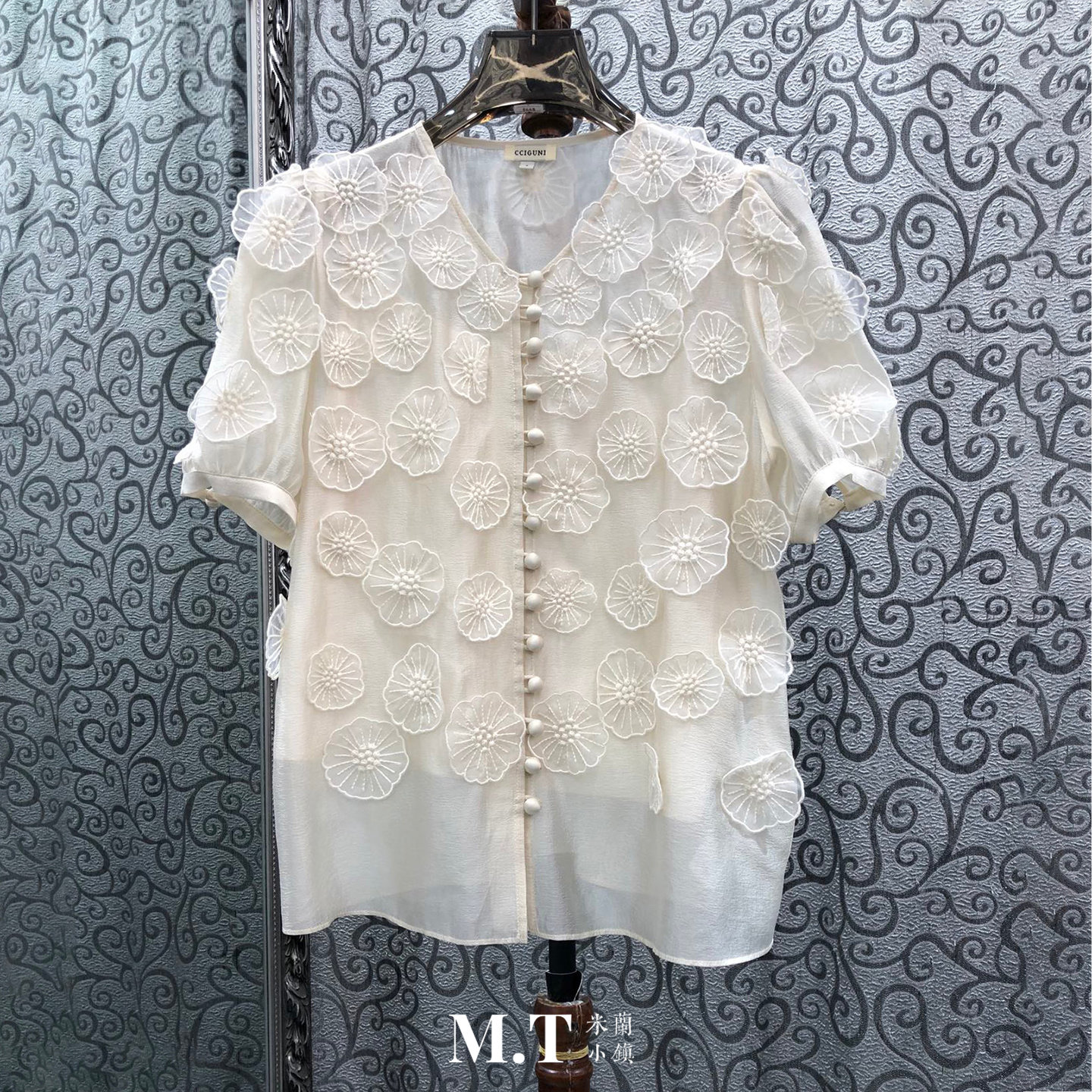 米兰小镇南油高版本绝美设计立体小荷花透视短袖单排系扣上衣D18