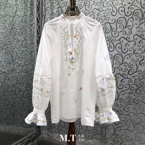 米兰小镇南油版欧货气质淡雅丘比特之箭领系结喇叭袖刺绣上衣A12