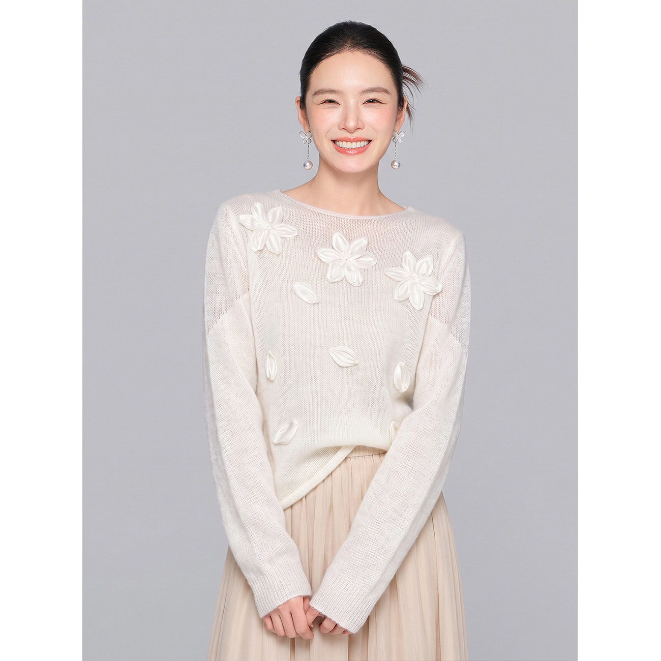 温柔立体花卉毛衣女圆领镂空设计感宽松软糯针织上衣