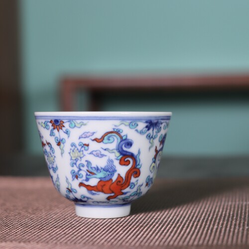 成化青花斗彩手绘夔龙闻香杯