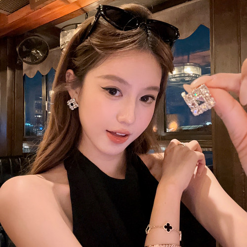 戴西小姐方形闪锆耳环