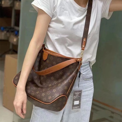 优草坊女包真皮托特包欧美斜跨包