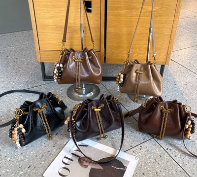 油蜡皮福袋链条女包2025新款单肩腋下包高级洋气通勤斜挎包潮