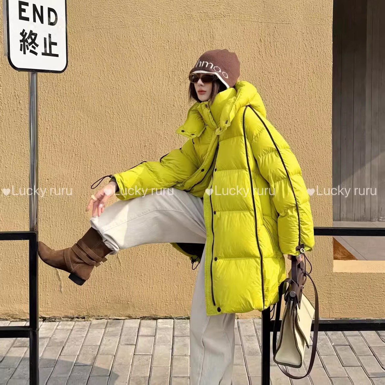 欧版连帽撞色拼皮羽绒服女中长款2025新款设计师款保暖白鸭绒外套