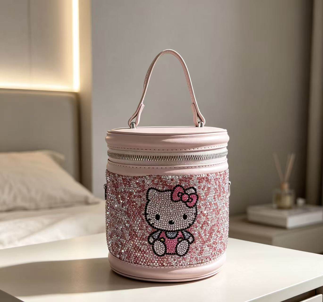HelloKitty镶钻手提包化妆包收纳包水桶包女生高颜值礼物