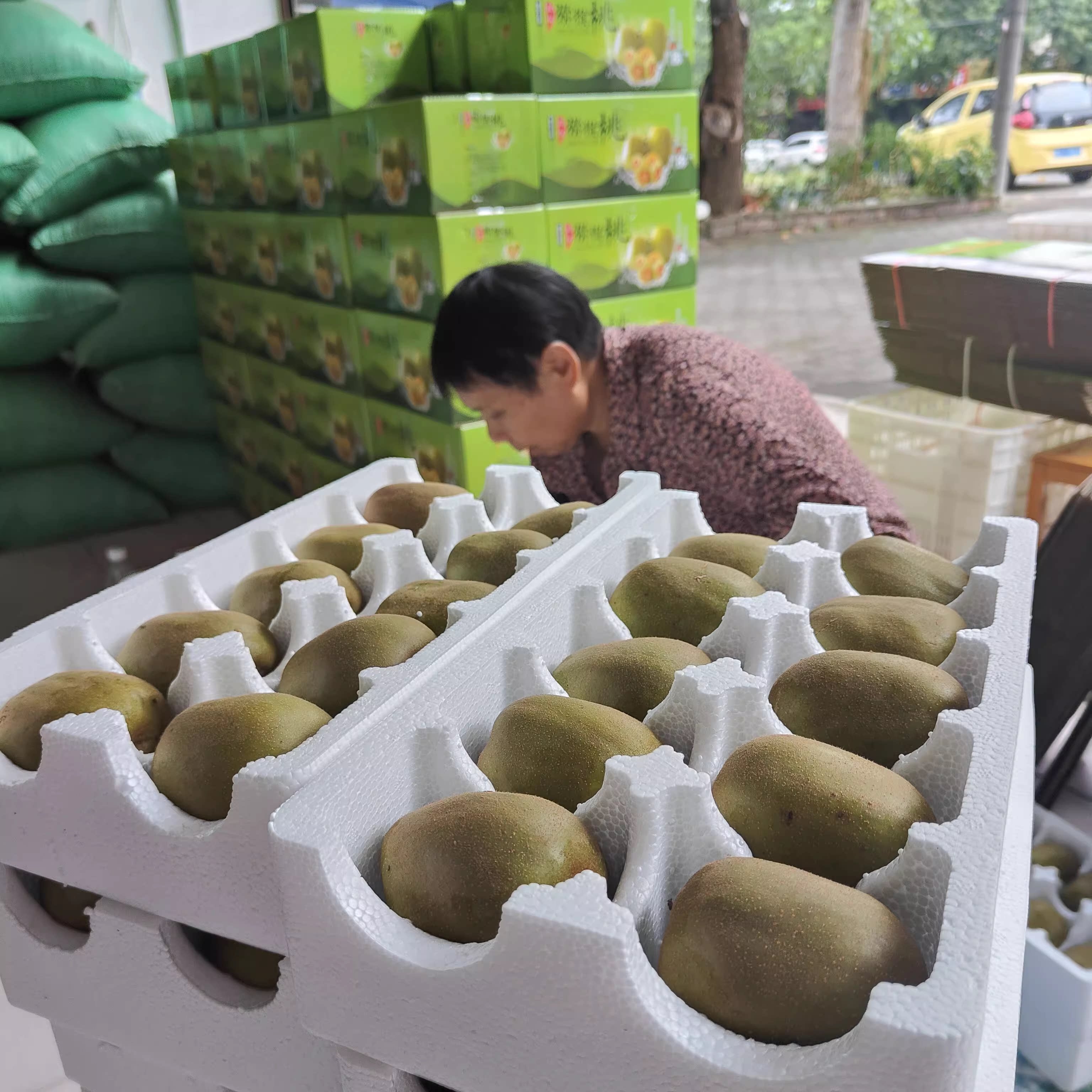 红心猕猴桃纯甜不用除草剂种植的