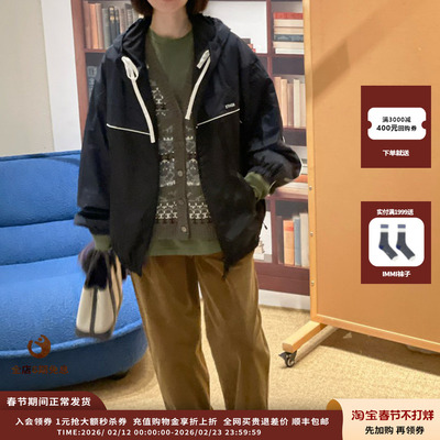 藏青色复古运动棉服