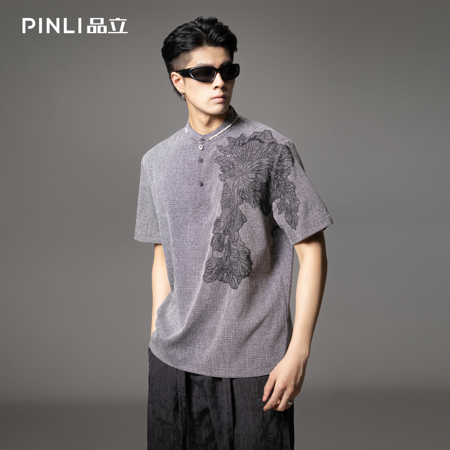 品立潮流休闲贴布绣立领短袖T恤