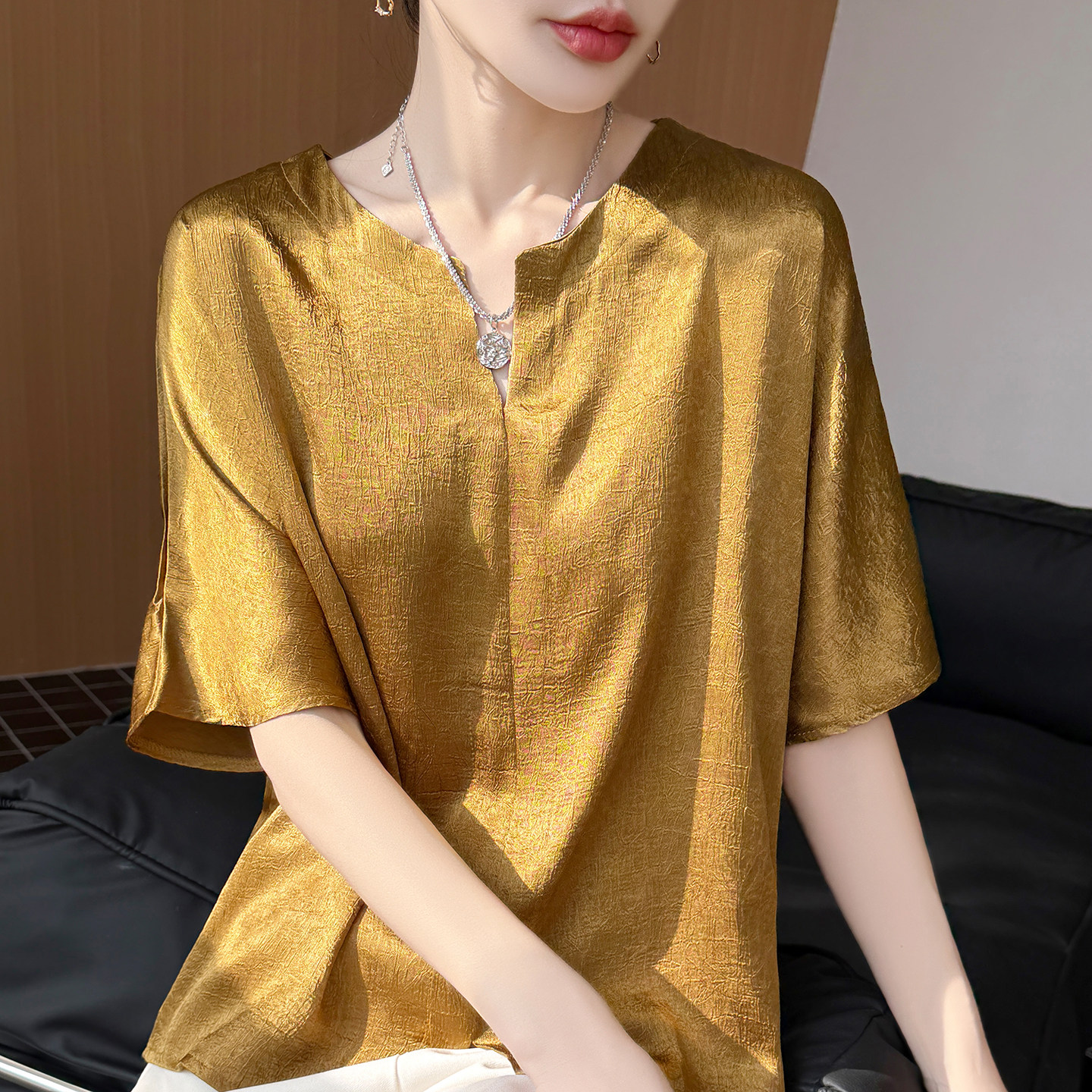 轻奢醋酸缎面V领短袖上衣女春夏季通勤肌理感高级感百搭真丝衬衫