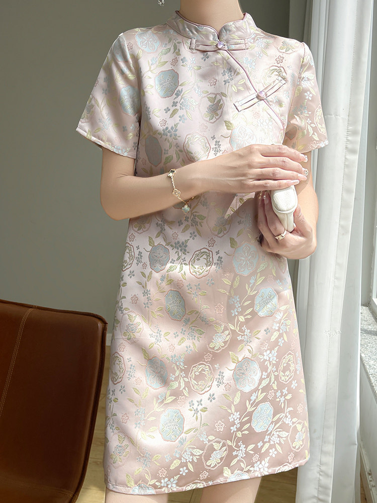여성을위한 새로운 중국 스타일 국가 스타일 자카드 개선 치파오 스커트 2024 여름 절묘한 하이 엔드 기질 버튼 반팔 드레스