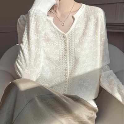 2025春V领薄款蕾丝羊毛打底衫