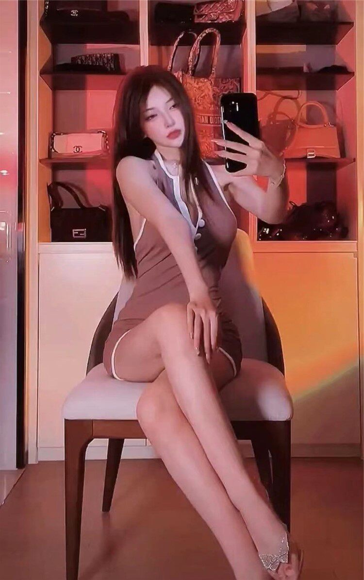 抖音网红嫩模性感无袖小心机露背连衣裙