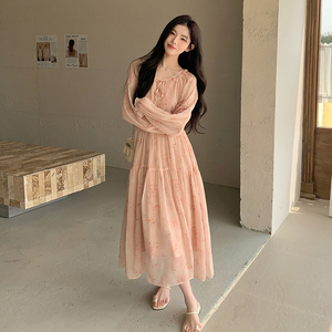 法式设计感粉色碎花连衣裙女春季海边度假防晒超仙过膝掐腰长裙图片
