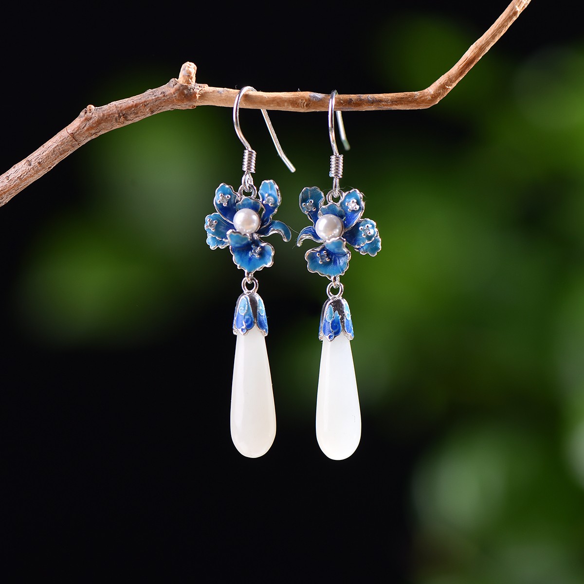 天然和田玉925银镶嵌白玉珐琅彩柱形水滴玉石耳环耳坠耳饰