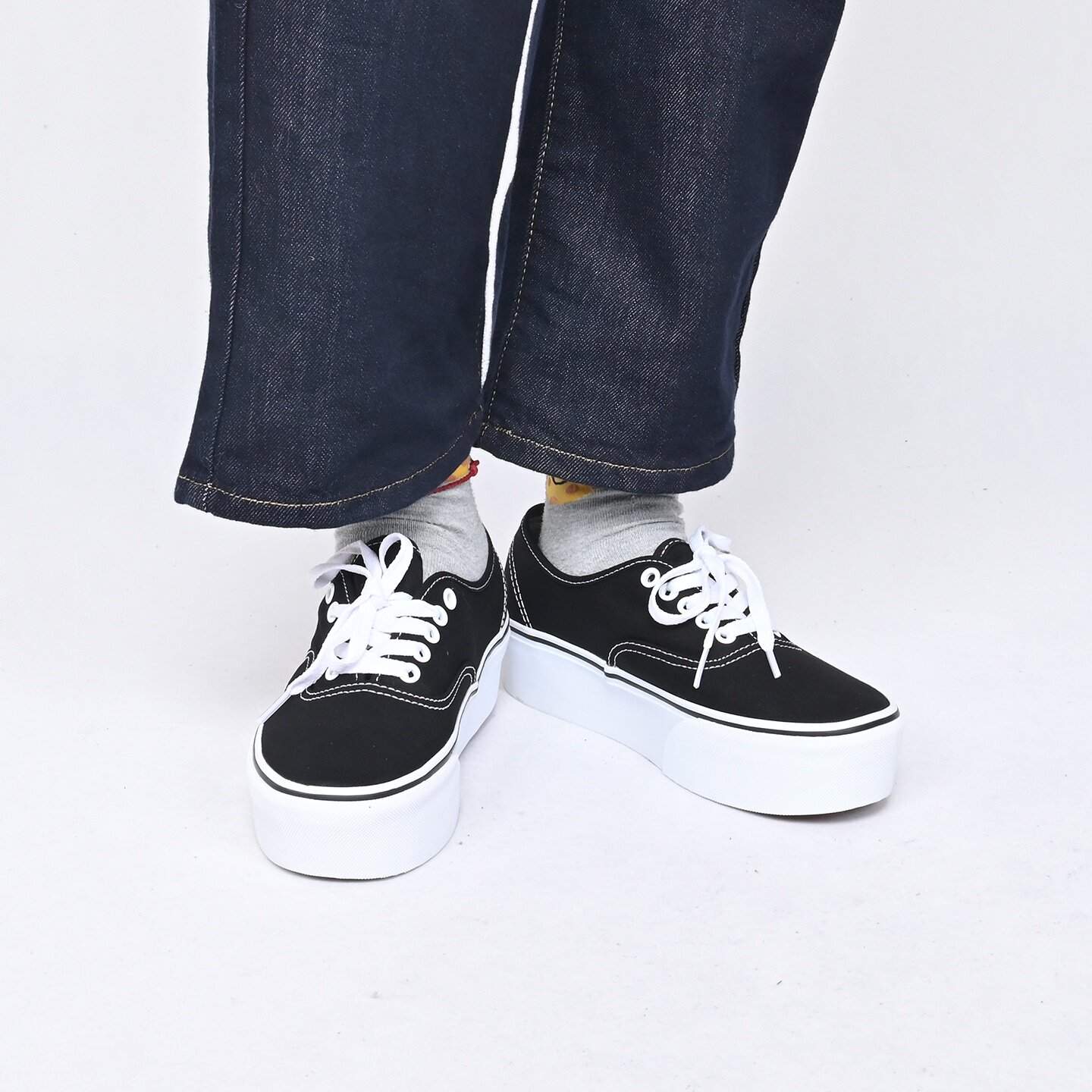 VANS范斯情侣厚底黑色板鞋图片