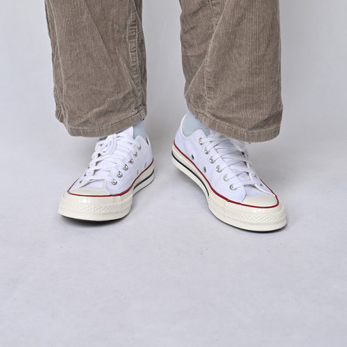 Converse白色低帮帆布鞋