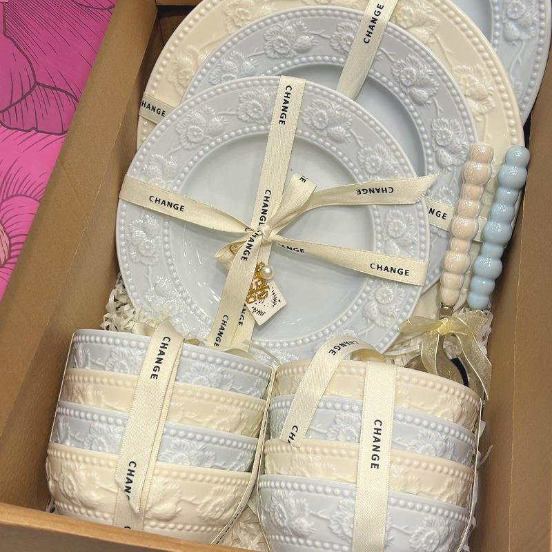 法式餐具碗碟套装家用高颜值女生吃饭可爱陶瓷碗具新款浮雕餐具