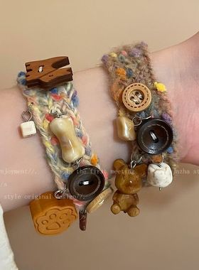 黑色小熊铃铛纽扣手绳女秋冬2025年新款时尚个性手链手工布艺手饰