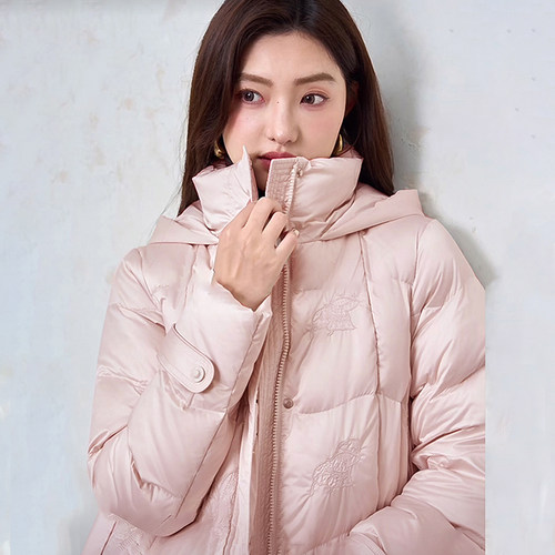 芭依L专柜90绒连帽刺绣羽绒服