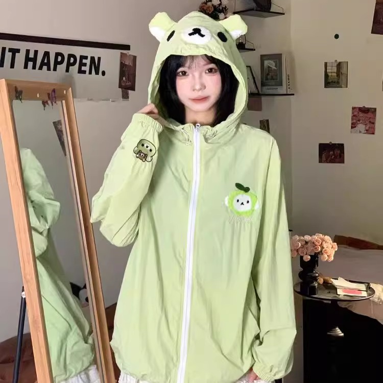 可爱软萌轻松熊防晒衣女