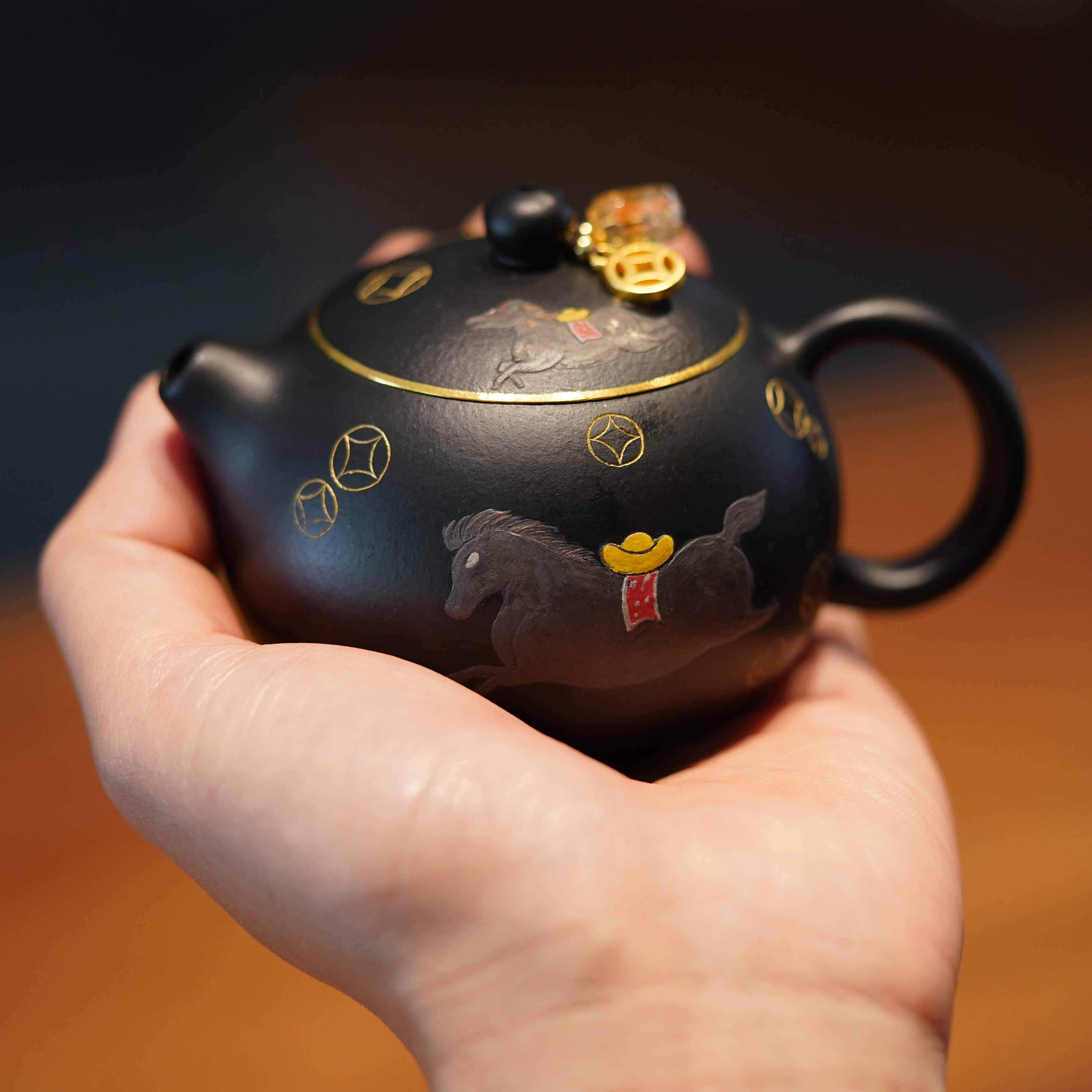 蜜糖紫砂｜原矿朱泥西施壶 纯手工泥绘马上有钱包金 焐灰 170ml