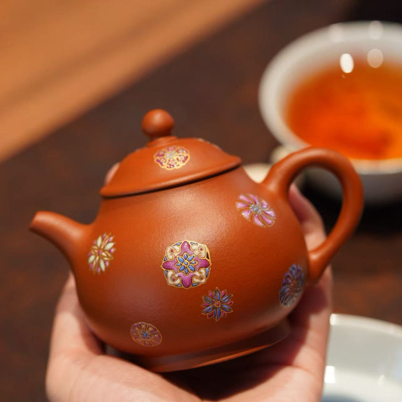 蜜糖紫砂|原矿朱泥潘壶 珐琅彩宝石釉工艺皮球花 130ml女士茶器