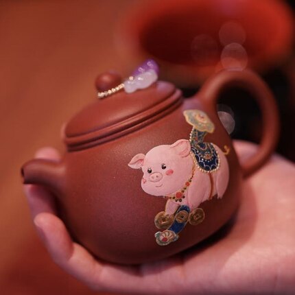 蜜糖紫砂｜原矿老朱泥匏尊 纯手工泥绘猪如意 描金 内推孔175ml