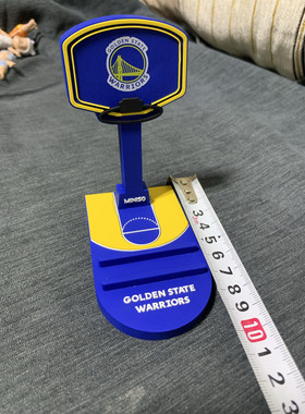 MINISO名创优品NBA勇士队手机支架摆件，勇士蓝色篮球架造型