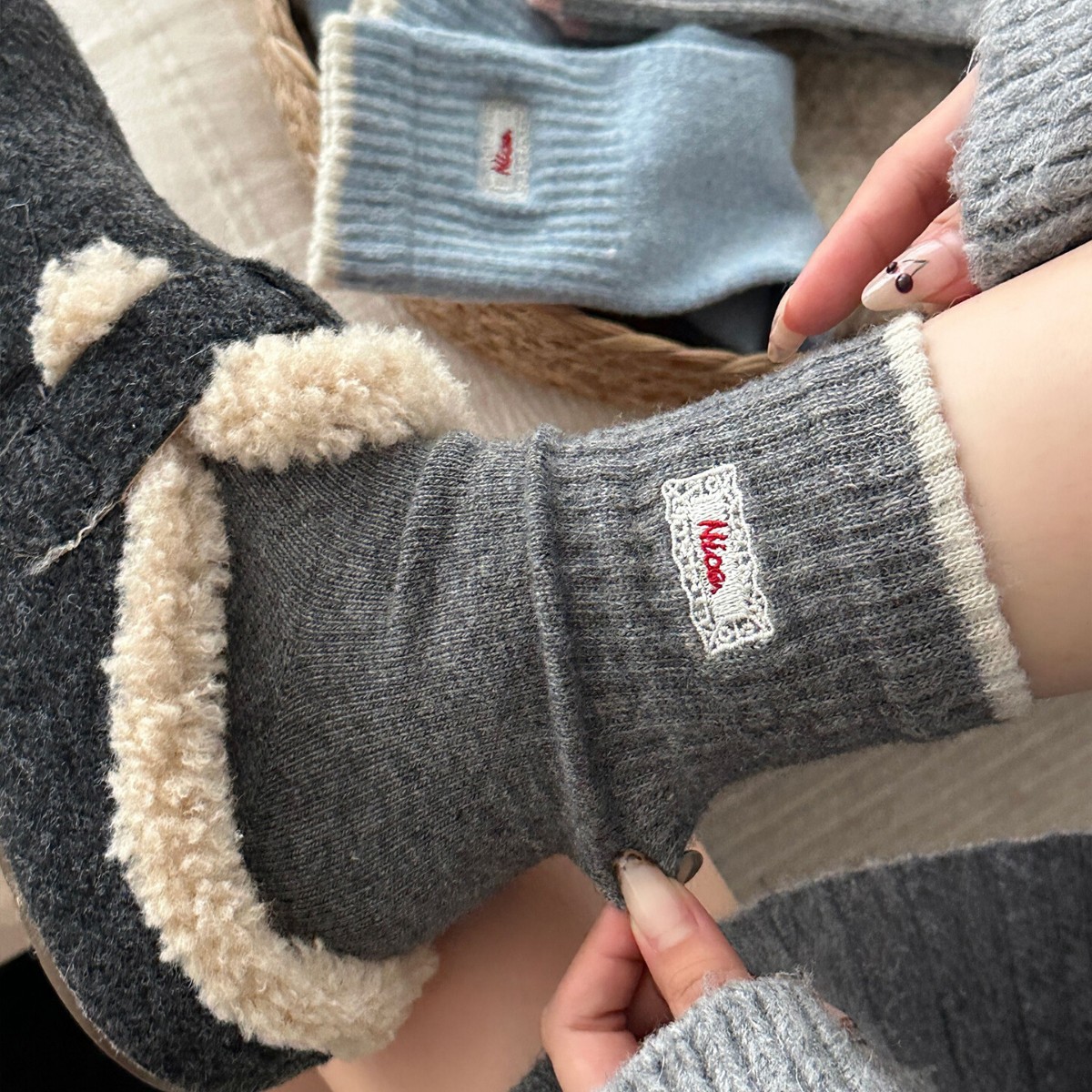 灰色羊毛袜子秋冬季中筒袜加厚保暖羊绒长袜学院风配勃肯鞋堆堆袜