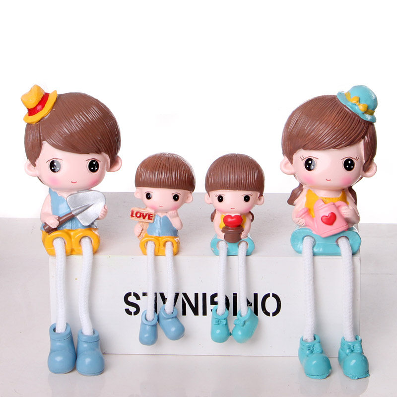 家里儿童房间装饰品小摆件树脂卡通人物吊腿娃娃工艺礼品一家四口