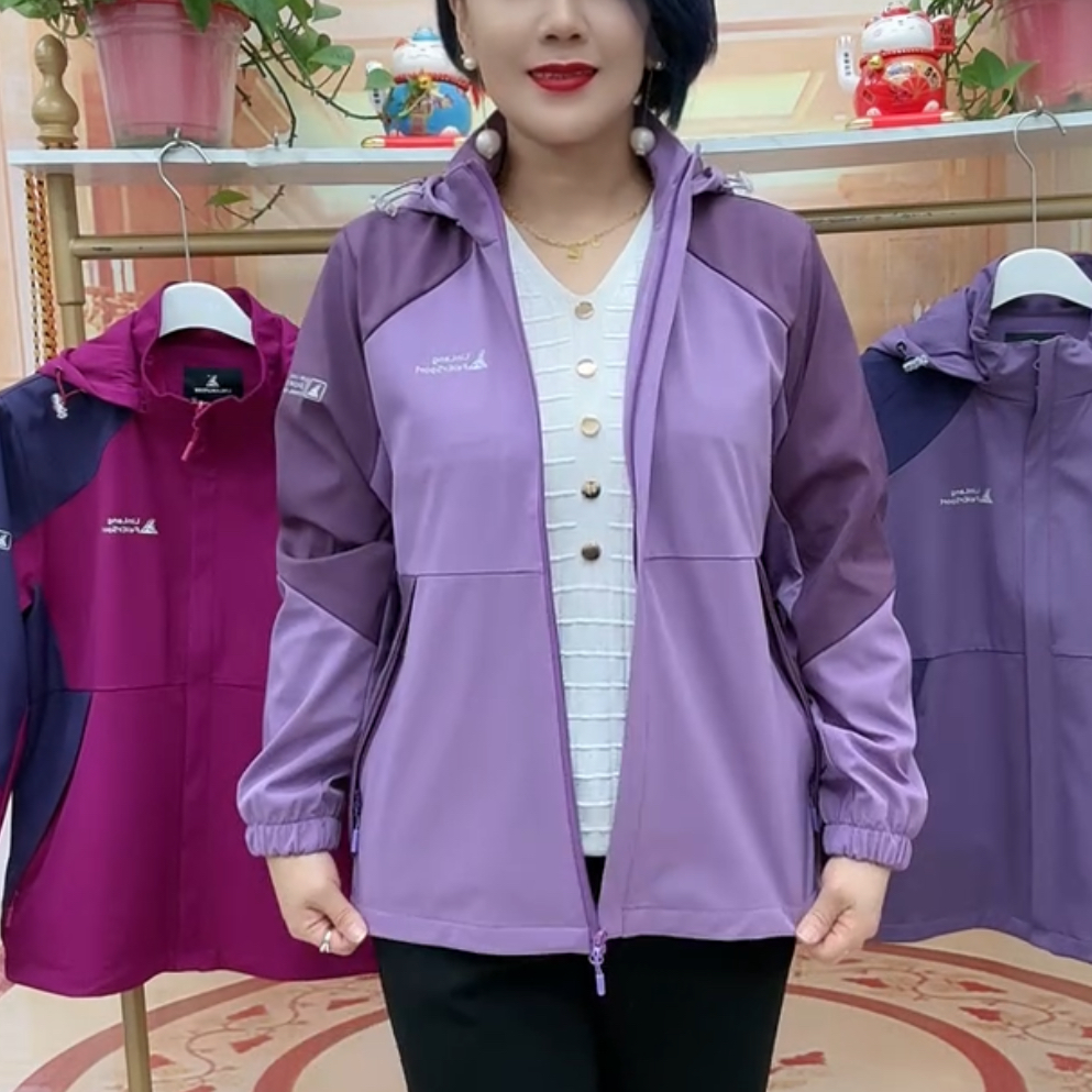 2025年新款时尚妈妈减龄连帽冲锋衣外套高档中年百搭休闲大码上衣
