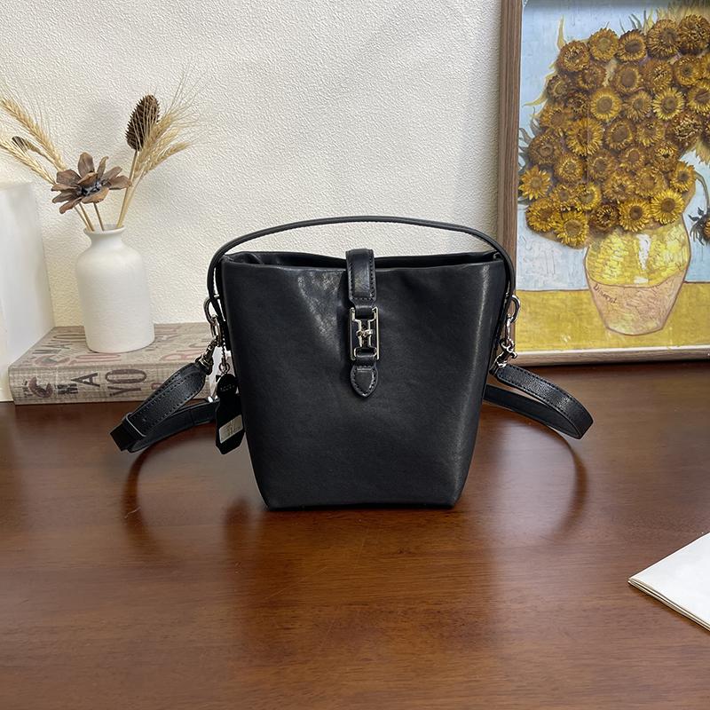 MrFu头层植鞣牛皮复古高级感水桶包包新款女单肩斜挎包今年流行包