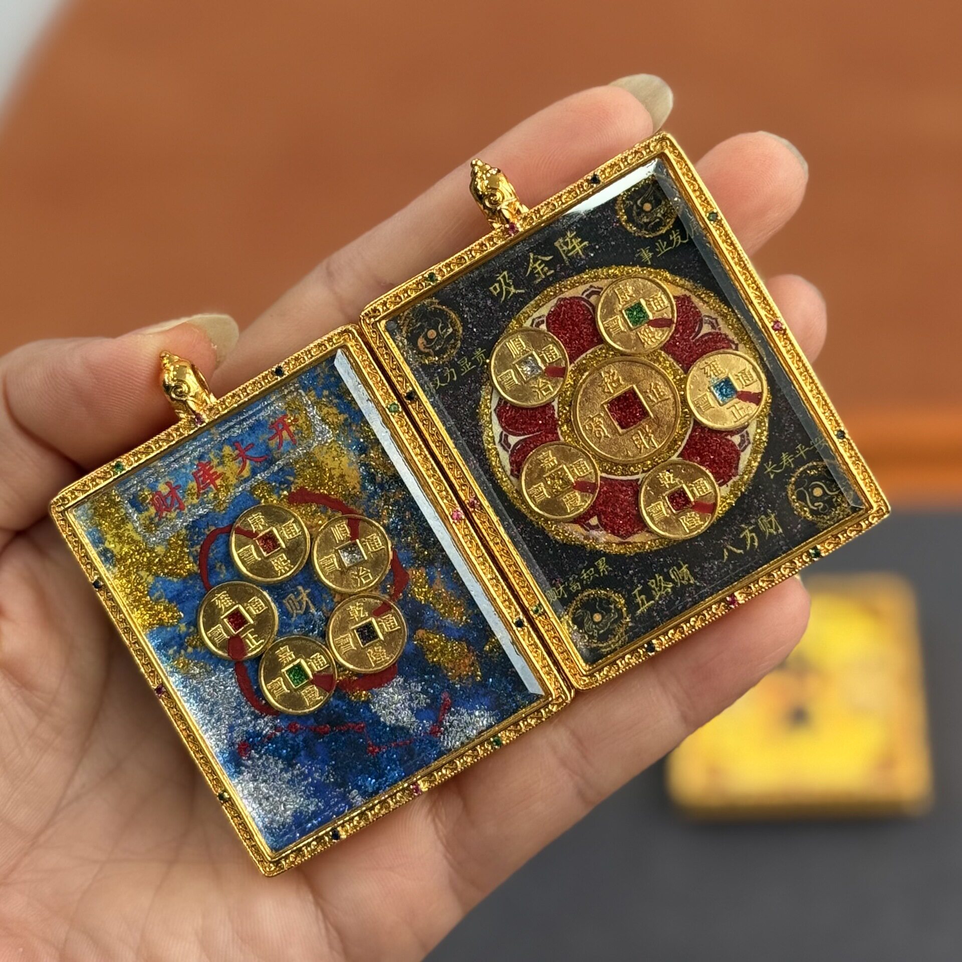 手绘唐卡描金彩绘五路财神五帝钱五台五爷本名佛财库铜壳嘎乌盒