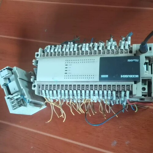 三菱FX3U-64MT/ES-A PLC模块，成色如图，外观