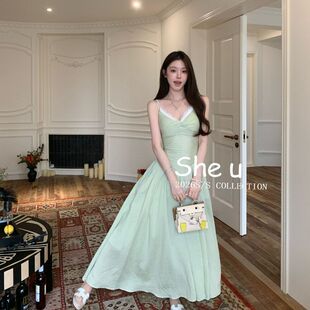 SHE 收腰气质显瘦连衣裙 U十三行纯欲度假风褶皱吊带裙2026夏新款